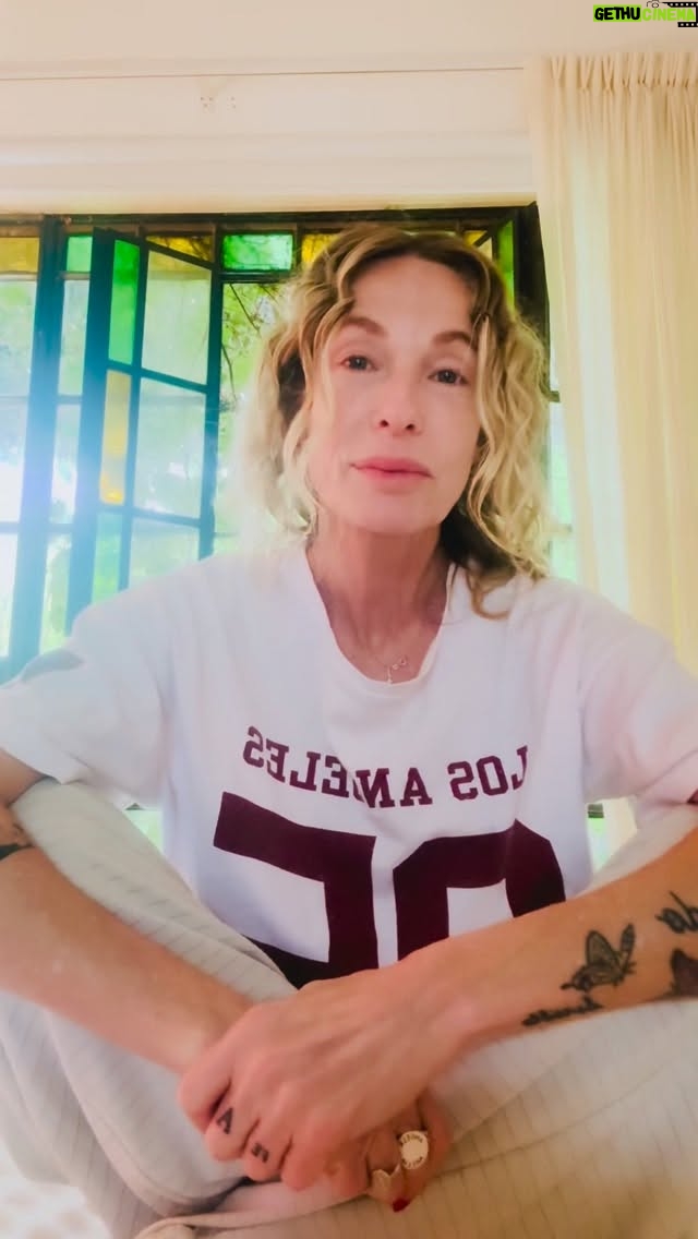 Gloria Carrá - 3.1K Likes - Hice este video espontáneo.
Siento que a veces necesitamos hablar de estas cosas sin tanta forma: la voz interna, los pensamientos repetidos, eso que nos guía o nos limita sin que nos demos cuenta.
No es nada elaborado, solo una continuación de lo que compartí el otro día.
Si les sirve, si les resuena, me hace feliz.

Lloré un poco, hoy no quise meterme profundo ahí, además el video es largo🤪 pero si quieren ya vamos a hablar de situaciones que nos marcaron en la infancia. Siempre desde mi propia historia y desde mi experiencia. 

Que tengan lindo día 🌧️

Nos vemos ✨