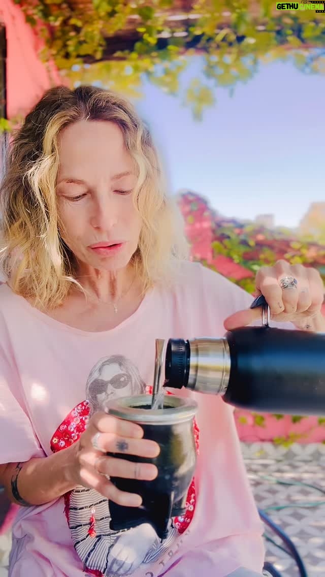 Gloria Carrá - 4.6K Likes - “Siempre fui curiosa. Siempre me gustó profundizar en el ser.
Hoy estoy atravesando un proceso que me abre y me transforma.
Quiero compartirlo con ustedes, que siempre estuvieron ahí.
Me da ilusión porque tal vez se reconozcan en algo y les sirva.
Lo hago desde lo más auténtico de mi ser.
Ojalá le llegue a quien le tenga que llegar.

Es un hermoso día ☀️