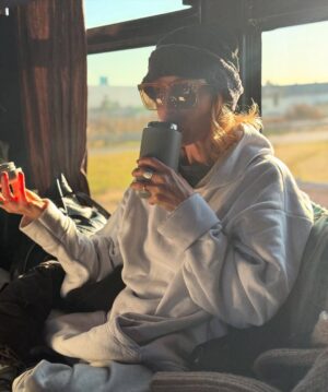 Gloria Carrá Instagram - Mucho movimiento. Ir de un lado para otro, preguntar “¿dónde estamos?” o “¿cuál es mi habitación?” se volvió parte de la rutina.
Bronquitis incipiente, remedios, nebulizaciones. Comer rico. Dormir bien… o mal. Risas. Silencio. 
Actuar para muchísima gente, sentirme privilegiada y profundamente agradecida.
Trabajar con un equipo de lujo: Mateo, Laura, Damián, Gustavo.
@petitjotao @diecramos @nico__riera 

Transitarlo todo con un carácter muy estable.😉
Volver a casa. abrazar a mis hijas… y a mi gata.

Gracias al público del sur por venir, por acompañar esta aventura con tanta alegría.

¡Continuamos!

@leilaaguirreaudiovisual