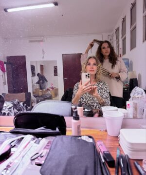 Gloria Carrá Instagram - Mucho movimiento. Ir de un lado para otro, preguntar “¿dónde estamos?” o “¿cuál es mi habitación?” se volvió parte de la rutina.
Bronquitis incipiente, remedios, nebulizaciones. Comer rico. Dormir bien… o mal. Risas. Silencio. 
Actuar para muchísima gente, sentirme privilegiada y profundamente agradecida.
Trabajar con un equipo de lujo: Mateo, Laura, Damián, Gustavo.
@petitjotao @diecramos @nico__riera 

Transitarlo todo con un carácter muy estable.😉
Volver a casa. abrazar a mis hijas… y a mi gata.

Gracias al público del sur por venir, por acompañar esta aventura con tanta alegría.

¡Continuamos!

@leilaaguirreaudiovisual