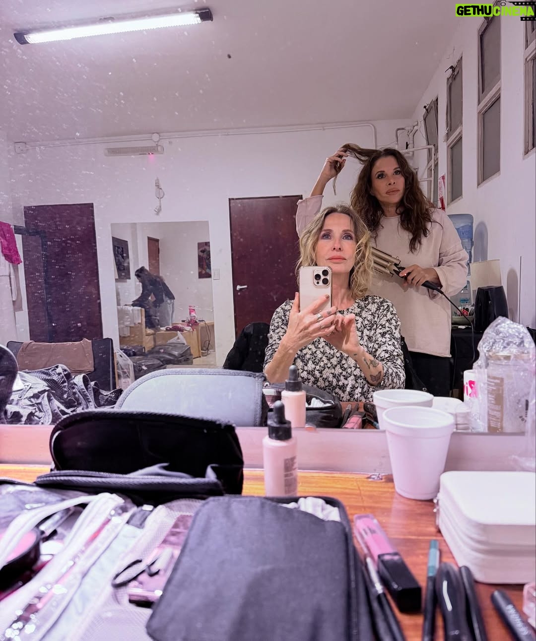 Gloria Carrá - 2.6K Likes - Mucho movimiento. Ir de un lado para otro, preguntar “¿dónde estamos?” o “¿cuál es mi habitación?” se volvió parte de la rutina.
Bronquitis incipiente, remedios, nebulizaciones. Comer rico. Dormir bien… o mal. Risas. Silencio. 
Actuar para muchísima gente, sentirme privilegiada y profundamente agradecida.
Trabajar con un equipo de lujo: Mateo, Laura, Damián, Gustavo.
@petitjotao @diecramos @nico__riera 

Transitarlo todo con un carácter muy estable.😉
Volver a casa. abrazar a mis hijas… y a mi gata.

Gracias al público del sur por venir, por acompañar esta aventura con tanta alegría.

¡Continuamos!

@leilaaguirreaudiovisual