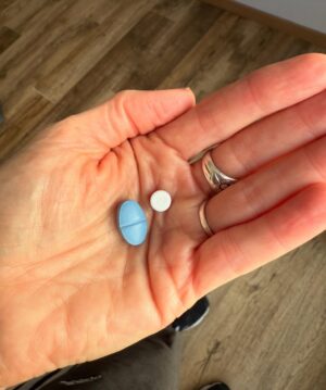 Gloria Carrá Instagram - Mucho movimiento. Ir de un lado para otro, preguntar “¿dónde estamos?” o “¿cuál es mi habitación?” se volvió parte de la rutina.
Bronquitis incipiente, remedios, nebulizaciones. Comer rico. Dormir bien… o mal. Risas. Silencio. 
Actuar para muchísima gente, sentirme privilegiada y profundamente agradecida.
Trabajar con un equipo de lujo: Mateo, Laura, Damián, Gustavo.
@petitjotao @diecramos @nico__riera 

Transitarlo todo con un carácter muy estable.😉
Volver a casa. abrazar a mis hijas… y a mi gata.

Gracias al público del sur por venir, por acompañar esta aventura con tanta alegría.

¡Continuamos!

@leilaaguirreaudiovisual