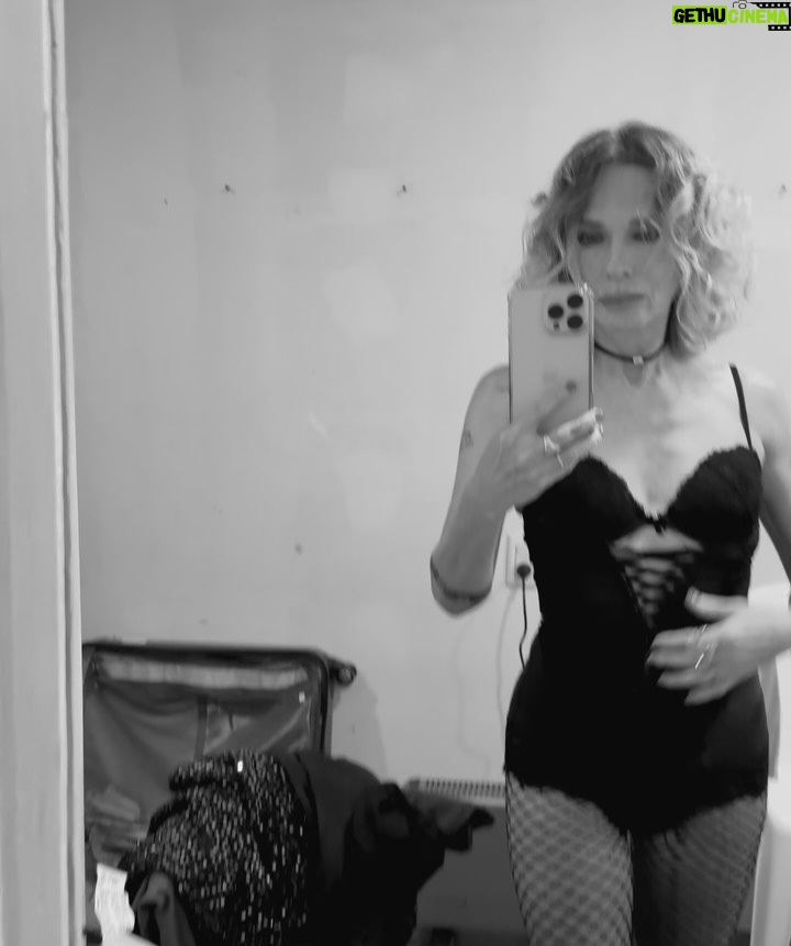 Gloria Carrá - 2.6K Likes - Mucho movimiento. Ir de un lado para otro, preguntar “¿dónde estamos?” o “¿cuál es mi habitación?” se volvió parte de la rutina.
Bronquitis incipiente, remedios, nebulizaciones. Comer rico. Dormir bien… o mal. Risas. Silencio. 
Actuar para muchísima gente, sentirme privilegiada y profundamente agradecida.
Trabajar con un equipo de lujo: Mateo, Laura, Damián, Gustavo.
@petitjotao @diecramos @nico__riera 

Transitarlo todo con un carácter muy estable.😉
Volver a casa. abrazar a mis hijas… y a mi gata.

Gracias al público del sur por venir, por acompañar esta aventura con tanta alegría.

¡Continuamos!

@leilaaguirreaudiovisual