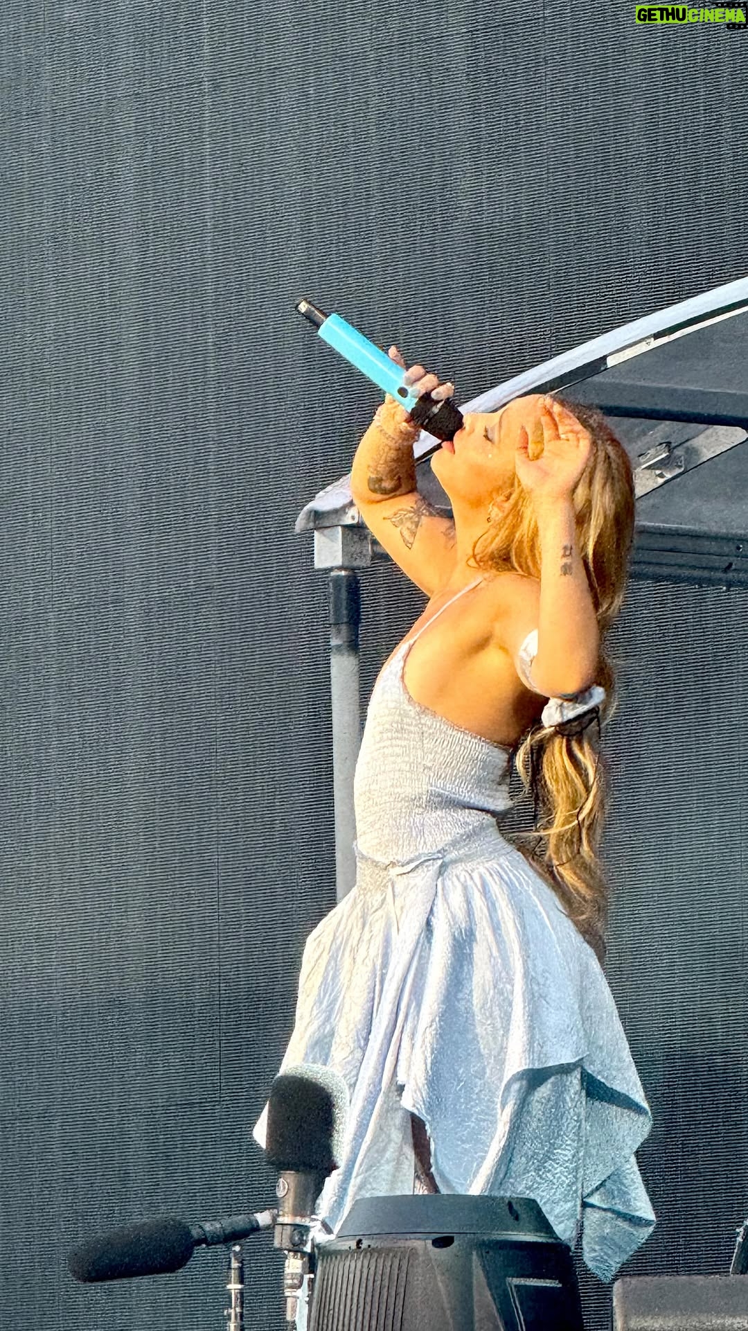 Gloria Carrá - 118.3K Likes - Mi chiquita gigante teloneando a Shakira en Vélez!!

Feliz y emocionada, no solo por verla cumplir sus sueños, también porque últimamente la veo reír y eso me llena el corazón de amor .❤️ 

Vamos Ange, esto recién empieza!!🙏🏻✨

El último video me encanta, ella y sus amigos siempre 😍✨