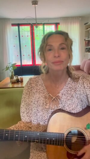 Gloria Carrá Instagram - Esta canción se llama Loca.
La escribí en un momento en el que la cama pesaba y yo pedía, casi en silencio, que no me dejaran sola.
Pero las canciones tienen vida propia, y con el tiempo sentí que era una madre hablándole a su hijo.

Ustedes que sienten? 

Tengo canciones más alegres jajjaja prometo subirlas también 😊✨💕

Ojala les guste 😍