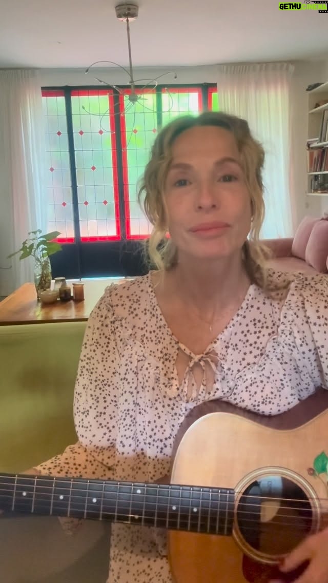 Gloria Carrá - 1.9K Likes - Esta canción se llama Loca.
La escribí en un momento en el que la cama pesaba y yo pedía, casi en silencio, que no me dejaran sola.
Pero las canciones tienen vida propia, y con el tiempo sentí que era una madre hablándole a su hijo.

Ustedes que sienten? 

Tengo canciones más alegres jajjaja prometo subirlas también 😊✨💕

Ojala les guste 😍