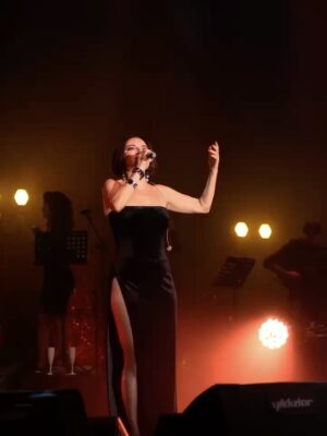 Göksel Instagram - Ankara konserinin enerjisinden mi, albüm heyecanından mı bilmem? ☺️ Bu sabah şöyle uyandım: Bende bi’ Neşe var. 💘