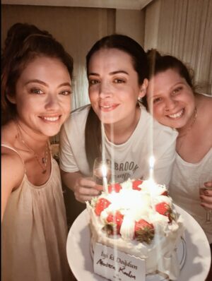 Gözde Kaya Instagram - Kızlar sizi çok seviyorum ♥️ @su_sanad @gozzek