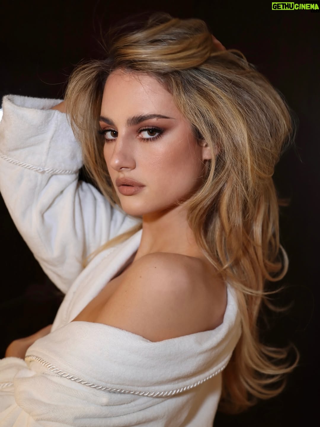 Grace Van Patten - 63K Likes - @balenciaga 🖤