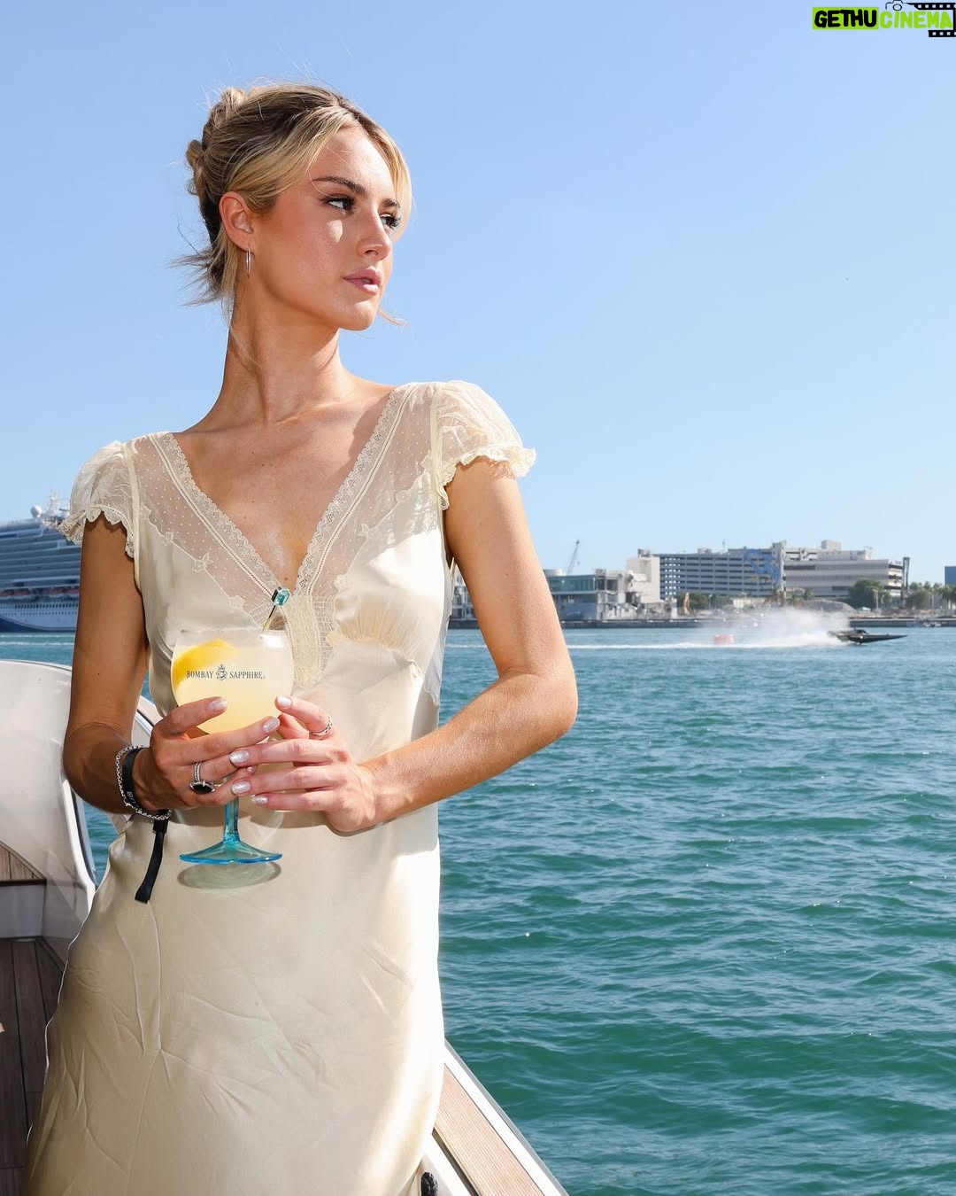Grace Van Patten - 65.3K Likes - Had the best time with @bombaysapphireus cheerin on the @e1series finale,
and cheersin with my ✨sparkling lemon 🍋Thank you
#BombaySapphirePartner !! 💙