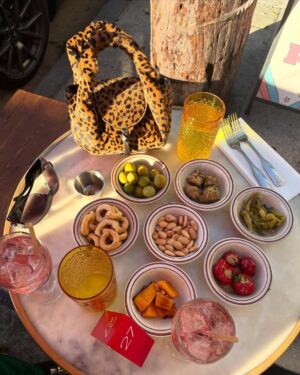 Grace Van Patten Instagram - Aperitivo?
🫒🥖🫜🍇
@fendi