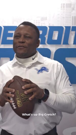 Gretchen Whitmer Instagram - Barry is back in the game and this time heās helping Michigan score where it really counts: menās health.Ā
Ā
Iām proud to team up with @barrysanders on the Governorās Council on Physical Fitness, Health, and Sports to help men take care of their health and win for life!