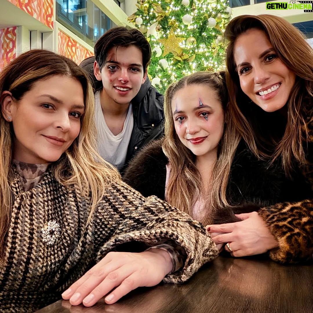 Gretel Valdez - 28.2K Likes - Feliz y orgullosa de ti hijo, sigue brillando, siempre estaré a tu lado aplaudiéndote aunque estemos a miles de kilómetros de distancia. Te Amo @santinoborghetti . Les comparto una parte de la obra de Santo ya que no pude grabar mucho……. La emoción me ganó 😍♥️ . @ivetteortizv  Que lindo compartir juntas los logros de nuestros hijos somos un gran equipo ♥️