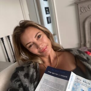 Gül Gölge Instagram - Günaydın🌧️Hava tam kitap okumalık değil mi?  Uzun süredir aynı anda üç dört kitap arasında dolanarak okuyorum.Tamamen ruh halime göre🐒 Kalemsiz okuyamayanlardanım.Mutlaka iz bırakırım kitaplarımda ve onları kimseye vermem😬☺️ Bu aralar şu dört kitap arasında dönüyorum; Tüm Beyin ile Yaşam – Beynin iki yarısı, iki farklı hayat. Bilimle kişisel deneyim birleşiyor.
	•	Dip Akıntıları – Berlin’in ruhunu bir mimarın gözünden, bir evin duvarlarından okumak.
	•	Yakındaki Uzak – Rebecca Solnit en sevdiğim yazarlardan oldu.Duyguları çok iyi geçirdiğini düşünüyorum.Annesiyle ilişkisi üzerinden kaybolmak, mesafeler ve kendini bulmak üzerine denemeler.
	•	Görme Biçimleri – Okul zamanı zorunlu kitabımızdı.Hep elimin altındadır.Bir kere okuduktan sonra hiçbir görsele aynı gözle bakamıyorsun.Her okuduğunda da başka bir şey fark ediyorsun.🍂#tavsiyeolsun