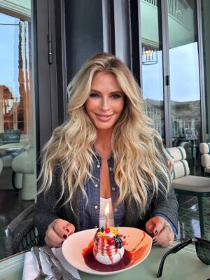 Gül Gölge Instagram - 🎈44 Yaşımda Kendime Not ;

Sevgili Ben,
Bugün 44 yaşındasın.
Bu satırları, hayatın öğrettiklerini unutmaman için sana yazıyorum.
Bazen gözlerinin içine bakmayı, sırtını sıvazlamayı unuttun.
Bu yüzden şimdi, sana yeniden sarılmak istiyorum.
Kendine dönmeyi öğrenmek zaman aldı.
Ama artık kalbinde yer açtın kendine.
Ve biliyorsun ;
Senin, bir tek sana ihtiyacın var.🐣🫂 🥂