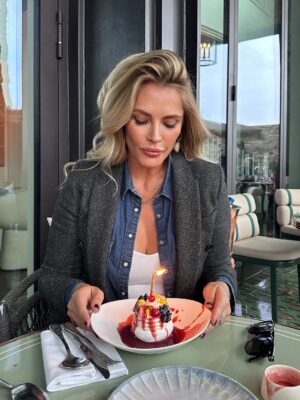 Gül Gölge Instagram - 🎈44 Yaşımda Kendime Not ;

Sevgili Ben,
Bugün 44 yaşındasın.
Bu satırları, hayatın öğrettiklerini unutmaman için sana yazıyorum.
Bazen gözlerinin içine bakmayı, sırtını sıvazlamayı unuttun.
Bu yüzden şimdi, sana yeniden sarılmak istiyorum.
Kendine dönmeyi öğrenmek zaman aldı.
Ama artık kalbinde yer açtın kendine.
Ve biliyorsun ;
Senin, bir tek sana ihtiyacın var.🐣🫂 🥂