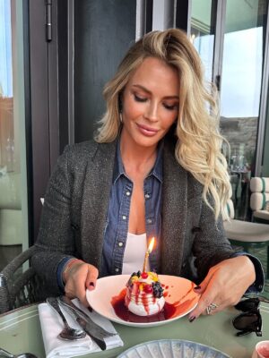 Gül Gölge Instagram - 🎈44 Yaşımda Kendime Not ;

Sevgili Ben,
Bugün 44 yaşındasın.
Bu satırları, hayatın öğrettiklerini unutmaman için sana yazıyorum.
Bazen gözlerinin içine bakmayı, sırtını sıvazlamayı unuttun.
Bu yüzden şimdi, sana yeniden sarılmak istiyorum.
Kendine dönmeyi öğrenmek zaman aldı.
Ama artık kalbinde yer açtın kendine.
Ve biliyorsun ;
Senin, bir tek sana ihtiyacın var.🐣🫂 🥂