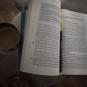 Gül Gölge Instagram - Günaydın🌧️Hava tam kitap okumalık değil mi?  Uzun süredir aynı anda üç dört kitap arasında dolanarak okuyorum.Tamamen ruh halime göre🐒 Kalemsiz okuyamayanlardanım.Mutlaka iz bırakırım kitaplarımda ve onları kimseye vermem😬☺️ Bu aralar şu dört kitap arasında dönüyorum; Tüm Beyin ile Yaşam – Beynin iki yarısı, iki farklı hayat. Bilimle kişisel deneyim birleşiyor.
	•	Dip Akıntıları – Berlin’in ruhunu bir mimarın gözünden, bir evin duvarlarından okumak.
	•	Yakındaki Uzak – Rebecca Solnit en sevdiğim yazarlardan oldu.Duyguları çok iyi geçirdiğini düşünüyorum.Annesiyle ilişkisi üzerinden kaybolmak, mesafeler ve kendini bulmak üzerine denemeler.
	•	Görme Biçimleri – Okul zamanı zorunlu kitabımızdı.Hep elimin altındadır.Bir kere okuduktan sonra hiçbir görsele aynı gözle bakamıyorsun.Her okuduğunda da başka bir şey fark ediyorsun.🍂#tavsiyeolsun