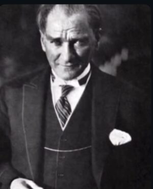 Gülşen Bubikoğlu Instagram - Canım ATATÜRK ‘üm.  Sağlam karakterinle , çalışkanlığınla , milletini hırpalamadan her zaman en üst seviyede görmek isteyen , onları daha da yukarılara taşıma çabanla yaptığın harika devrimlerle , kendini bu ülkeye  karşılık beklemeden adamanla hiçbir zaman unutulmayacaksın , sonsuza kadar sevgi ve minnetle anılacaksın…Rahat uyu bitanemiz🙏🌹 29 Ekim Cumhuriyet Bayramımız Kutlu Olsun 🇹🇷🇹🇷🇹🇷🇹🇷