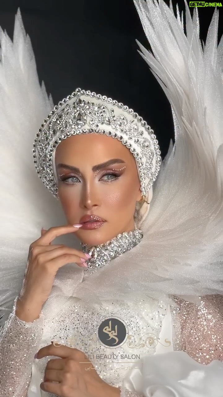 Hadis Fouladvand - 37.7K Likes - ⁨	حدیث فولادوند قشنگم😍❤️
یه میکاپ متفاوت و البته پرمعنا🥹
‪@hadisfouladvand‬ ♥‪@lilirezaeemakeup‪@lilirezaeemakeup‬keup

این میکاپ با الهام از کشور عزیزمون ،ایران هست😍

این میکاپ، یه دوست داشتن عمیق بود برای سرزمینی که همیشه بوی خونه میده🥹🫠

در این میکاپ از چند المان الهام‌گرفته از ایران استفاده شده؛
از ترکیب رنگ‌های گرم تا خط‌های ظریف چشم که یادآور زیبایی شرقیه.
حدیث فولادوند با چهره سینمایی‌ش، بهترین تناسب رو برای این سبک ایجاد کرد.
هدفم این بود که یک میکاپ مدرن با هویت ایرانی بسازم ♥️
 
استایل بسیار زیبا و خ‪@taje_corona‬‪@taje_corona‬e_corona 

#ایران⁩