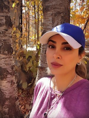 Hadiseh Tehrani Instagram - .
پاییز کوچک من،
گنجایش هزار بهار،
گنجایش هزار شکفتن دارد
وقتی به باغچه می‌نگرم
روح عظیم «مولانا» را می ‌‌بینم
که با قبای افشان
و دفتر کبیرش
زیر درخت‌های گلابی
قدم می‌زند
و برگ‌‌های خشک
زیر قدم‌‌هایش شاعر می‌شوند
وقتی به باغچه می‌نگرم
«بودا» حلول می‌کند
در قامت تمام نیلوفرها
وقتی به باغچه می‌نگرم
پاییز «نیروانا» ست
پاییز نی زنی است
که سحر ساده‌ی نفسش را
در ذره‌های باغ
دمیده است
و می ‌‌زند
که سرو به رقص آید
🧡🍁🍂
#حسین_منزوی