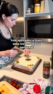 Hagda Prata Instagram - Ingredientes que eu usei:
- 1.2kg de peito de frango;
- Alho, Cebola, tomate, pimentão, pimentinha, cheiro verde;
- Sal, pimenta, colorau, pimenta cuminho, tempero em pó pra frango, pasta de tomate;
- 1 col de requeijão;
- 1 col de maionese;
- Milho, azeitona, palmito, pimenta biquinho;
- 2 pacotes de pão de forma (retire as bordas);
- 1/2 litro de leite;
- Tomate cereja e queijo ralado pra decorar. 
Obs: cozinhei o frango na pressão com temperos a gosto e reservei a água do cozimento, pra humedecer o recheio. (Não jogue fora essa água rica em sabor 😅).

#comidarapida #tortasalgada #paraense #culinariaparaense