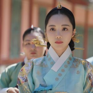 Han So-eun Instagram - 긴 꿈에서 막 깨어난듯, 
마음 한 자락만 남기고 떠납니다.
안녕히 중전🪽🕊️