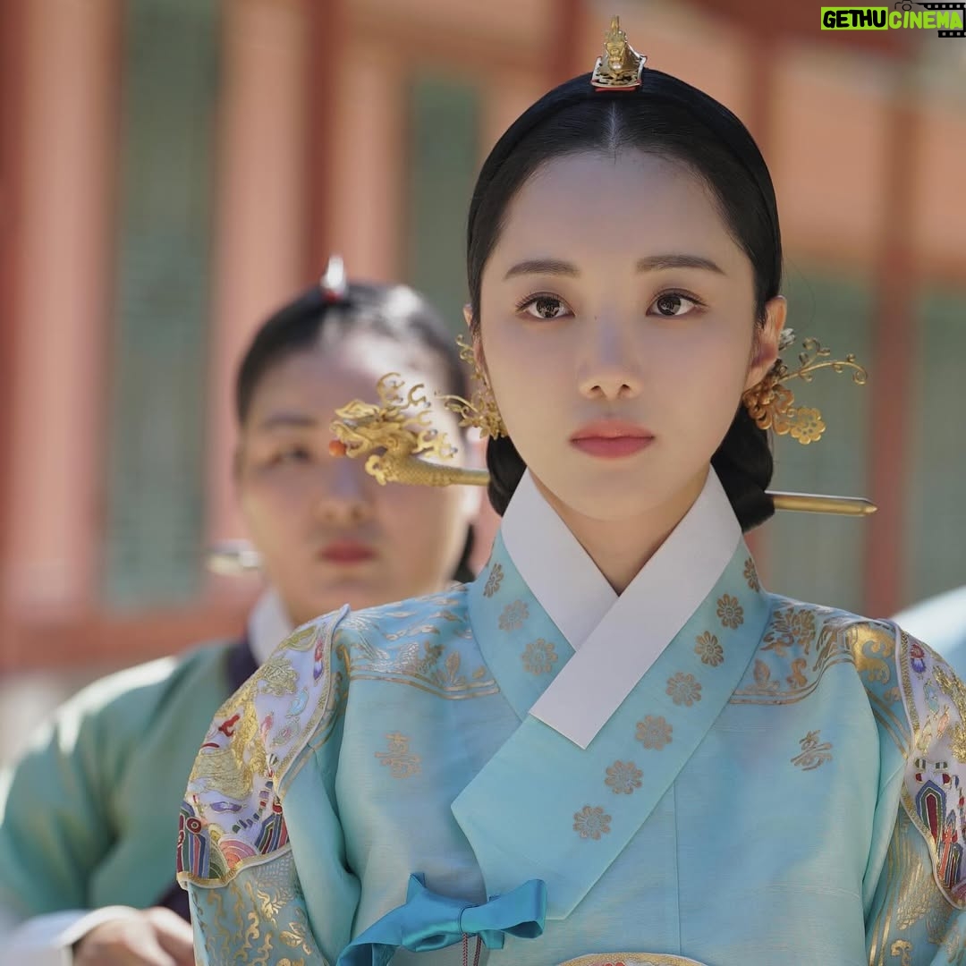 Han So-eun - 80K Likes - 긴 꿈에서 막 깨어난듯, 
마음 한 자락만 남기고 떠납니다.
안녕히 중전🪽🕊️