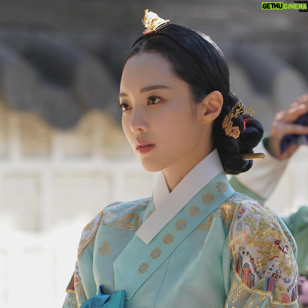 Han So-eun - 80K Likes - 긴 꿈에서 막 깨어난듯, 
마음 한 자락만 남기고 떠납니다.
안녕히 중전🪽🕊️