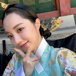 Han So-eun Instagram - 긴 꿈에서 막 깨어난듯, 
마음 한 자락만 남기고 떠납니다.
안녕히 중전🪽🕊️