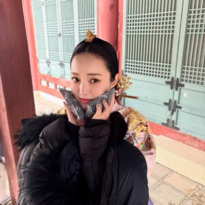 Han So-eun Instagram - 긴 꿈에서 막 깨어난듯, 
마음 한 자락만 남기고 떠납니다.
안녕히 중전🪽🕊️