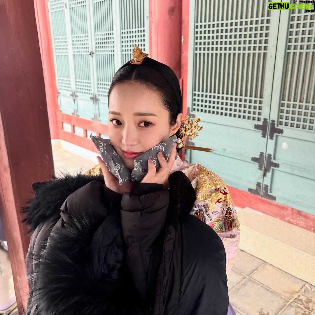 Han So-eun - 80K Likes - 긴 꿈에서 막 깨어난듯, 
마음 한 자락만 남기고 떠납니다.
안녕히 중전🪽🕊️