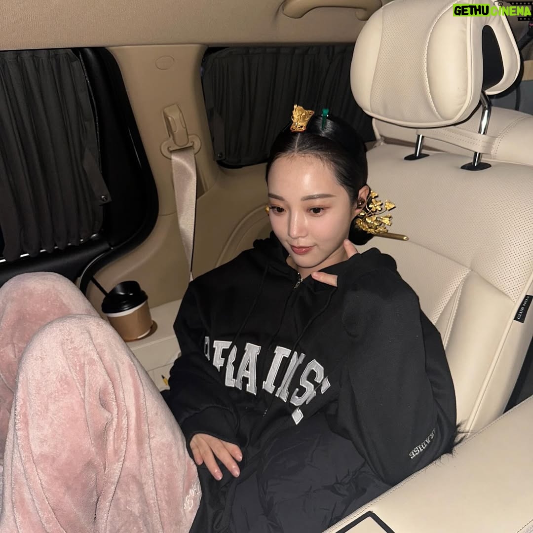 Han So-eun - 80K Likes - 긴 꿈에서 막 깨어난듯, 
마음 한 자락만 남기고 떠납니다.
안녕히 중전🪽🕊️
