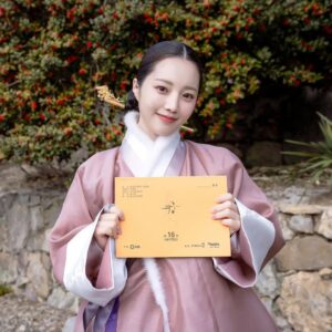 Han So-eun Instagram - 긴 꿈에서 막 깨어난듯, 
마음 한 자락만 남기고 떠납니다.
안녕히 중전🪽🕊️