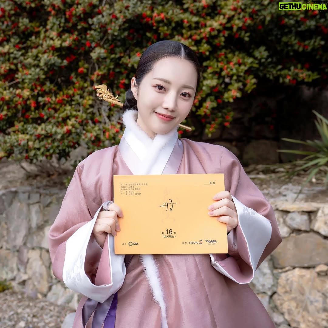 Han So-eun - 80K Likes - 긴 꿈에서 막 깨어난듯, 
마음 한 자락만 남기고 떠납니다.
안녕히 중전🪽🕊️