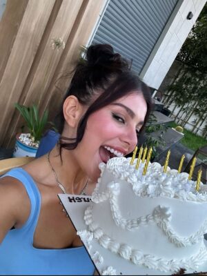 Hanane El Khader Instagram - Hello 31 🔥 !! Thank you all for your birthday wishes❤️ love you guys 🎂🎉 #hananeelkhader  #birthday
