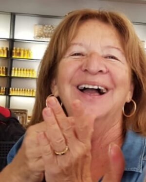 Hande Ataizi Instagram - Eh bizim de bir annemiz var 😍 O zaman bütün güzel şarkılar sana gelsin canım annem .Seni çok seviyorum💓Anneler günün kutlu olsun💝💐#happymothersday❤️