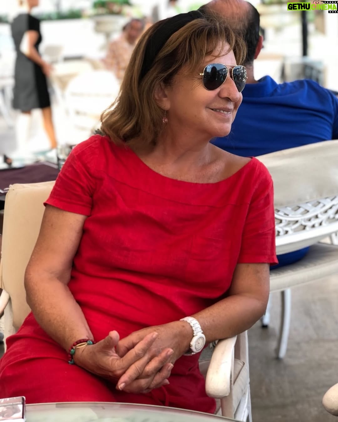 Hande Ataizi - 4.8K Likes - Eh bizim de bir annemiz var 😍 O zaman bütün güzel şarkılar sana gelsin canım annem .Seni çok seviyorum💓Anneler günün kutlu olsun💝💐#happymothersday❤️