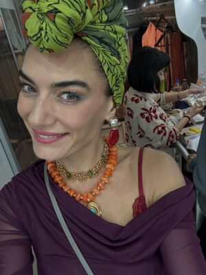 Hande Subaşı Instagram - “Semra Kazanırsa” 😁😎🎬 #kralkaybederse #netflix #tvseries
Hayatımdan bir Semra geçti 🥹🎈🙏🏼 
Kısa ama çoook keyifli bir yolculuktu. Başta @ogm.pictures ve  yönetmenim Durul Taylan @durultaylan olmak üzere tüm @kralkaybederseresmi ailesine gönülden🫶🏻👏🏻👏🏻🙏🏼🧿 Sizleri deneyimlemek çok güzeldi güzel ekip🤗 #semra