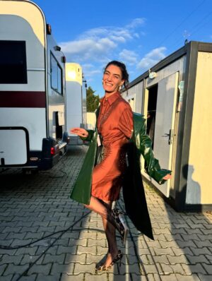 Hande Subaşı Instagram - “Semra Kazanırsa” 😁😎🎬 #kralkaybederse #netflix #tvseries
Hayatımdan bir Semra geçti 🥹🎈🙏🏼 
Kısa ama çoook keyifli bir yolculuktu. Başta @ogm.pictures ve  yönetmenim Durul Taylan @durultaylan olmak üzere tüm @kralkaybederseresmi ailesine gönülden🫶🏻👏🏻👏🏻🙏🏼🧿 Sizleri deneyimlemek çok güzeldi güzel ekip🤗 #semra