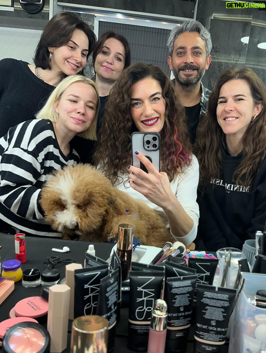 Hande Subaşı - 6.6K Likes - “Semra Kazanırsa” 😁😎🎬 #kralkaybederse #netflix #tvseries
Hayatımdan bir Semra geçti 🥹🎈🙏🏼 
Kısa ama çoook keyifli bir yolculuktu. Başta @ogm.pictures ve  yönetmenim Durul Taylan @durultaylan olmak üzere tüm @kralkaybederseresmi ailesine gönülden🫶🏻👏🏻👏🏻🙏🏼🧿 Sizleri deneyimlemek çok güzeldi güzel ekip🤗 #semra
