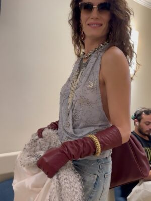 Hande Subaşı Instagram - “Semra Kazanırsa” 😁😎🎬 #kralkaybederse #netflix #tvseries
Hayatımdan bir Semra geçti 🥹🎈🙏🏼 
Kısa ama çoook keyifli bir yolculuktu. Başta @ogm.pictures ve  yönetmenim Durul Taylan @durultaylan olmak üzere tüm @kralkaybederseresmi ailesine gönülden🫶🏻👏🏻👏🏻🙏🏼🧿 Sizleri deneyimlemek çok güzeldi güzel ekip🤗 #semra