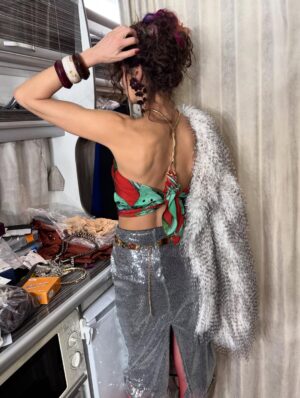 Hande Subaşı Instagram - “Semra Kazanırsa” 😁😎🎬 #kralkaybederse #netflix #tvseries
Hayatımdan bir Semra geçti 🥹🎈🙏🏼 
Kısa ama çoook keyifli bir yolculuktu. Başta @ogm.pictures ve  yönetmenim Durul Taylan @durultaylan olmak üzere tüm @kralkaybederseresmi ailesine gönülden🫶🏻👏🏻👏🏻🙏🏼🧿 Sizleri deneyimlemek çok güzeldi güzel ekip🤗 #semra