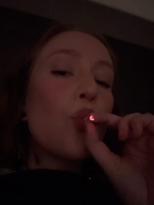 Hannah Einbinder Instagram - Smoked The “I’m Beautiful” Weed 🖤 side effects may include feeling Gorgeous and taking a lot of photos. 

@mollygreenwald 
@jerrodfromtheinternet 
@sweetbabyjamie 
@proenzaschouler
