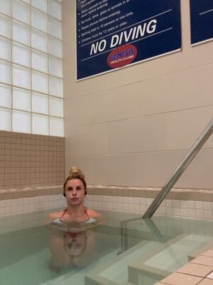 Hannah Goldy Instagram - Do recovery they said, it’ll be fun they said….

Swipe to see how much I love the cold plunge 😂😂😂

All jokes aside, if you don’t do ice baths or cold plunge and sauna time you are missing out on some serious health benefits!

-Improved cardiovascular health
-Increased immune function
-Improved sleep quality
-Increased metabolic rate 
-Mood booster 
-Muscle recovery 

Add it into your routine!