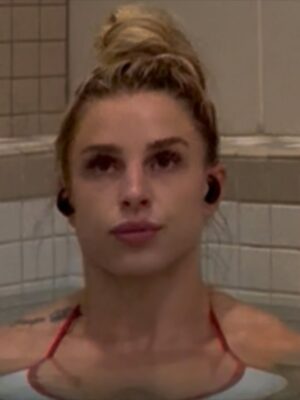 Hannah Goldy Instagram - Do recovery they said, it’ll be fun they said….

Swipe to see how much I love the cold plunge 😂😂😂

All jokes aside, if you don’t do ice baths or cold plunge and sauna time you are missing out on some serious health benefits!

-Improved cardiovascular health
-Increased immune function
-Improved sleep quality
-Increased metabolic rate 
-Mood booster 
-Muscle recovery 

Add it into your routine!