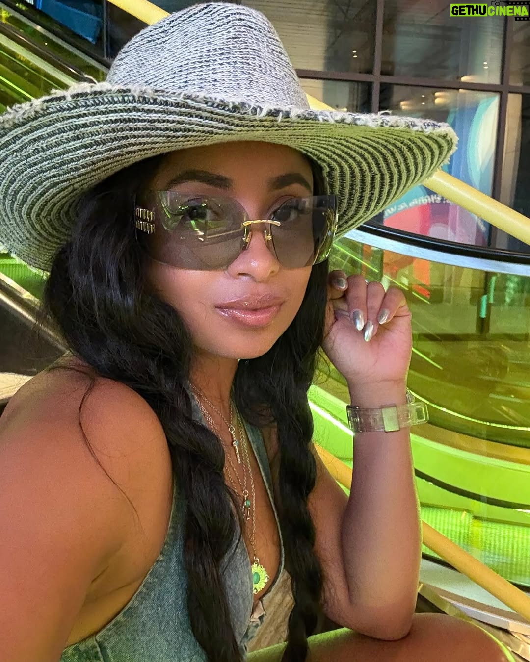 Hannaha Hall - 30.6K Likes - Beygas for the weekend.