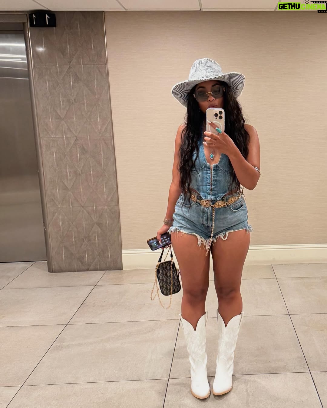 Hannaha Hall - 30.6K Likes - Beygas for the weekend.