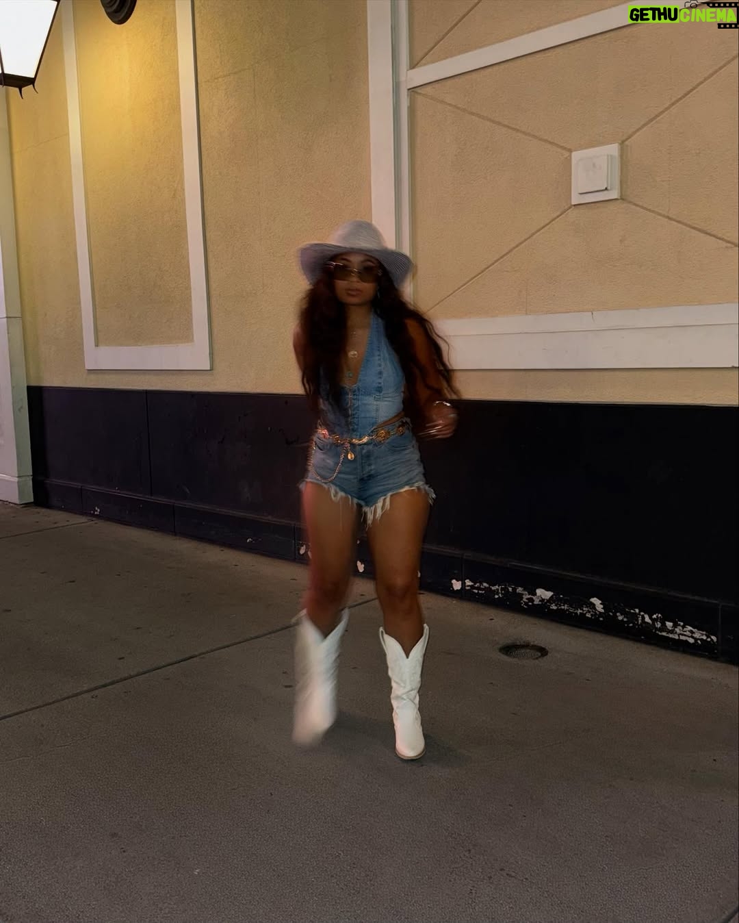 Hannaha Hall - 30.6K Likes - Beygas for the weekend.