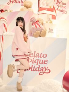 Haruka Shimazaki Instagram - 今年もやってきた🦌💫
GELATO PIQUE CHRISTMAS GIFT MARKET 2025🎄
11月22日(土)から12月7日(日)まで表参道ヒルズで開催するよ！
ピケベアの雪だるまかわいい〜⛄️

@gelatopique_official 
#gelatopique #ジェラートピケ 
#gelatopiquechristmasgiftmarket2025 
#ジェラートピケクリスマスギフトマーケット2025
#クリスマスマーケット